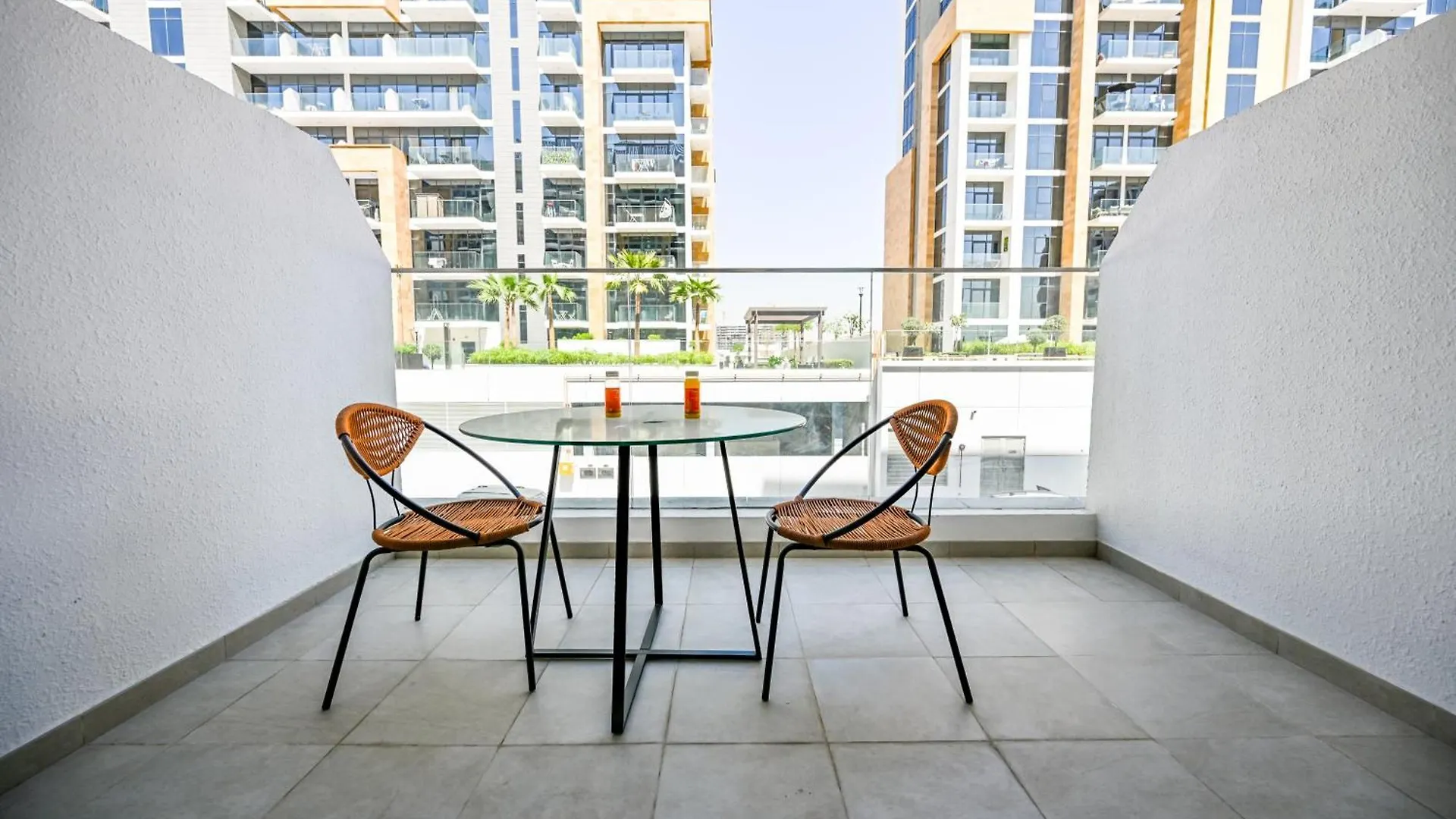 Discover A Cozy Luxury Studio With A Refreshing Pool, Just A 10-Minute Journey From The City'S Heart Dubai Apartment